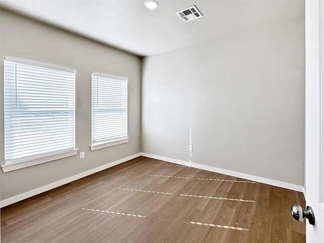 Building Photo - 2012 Willow Pl