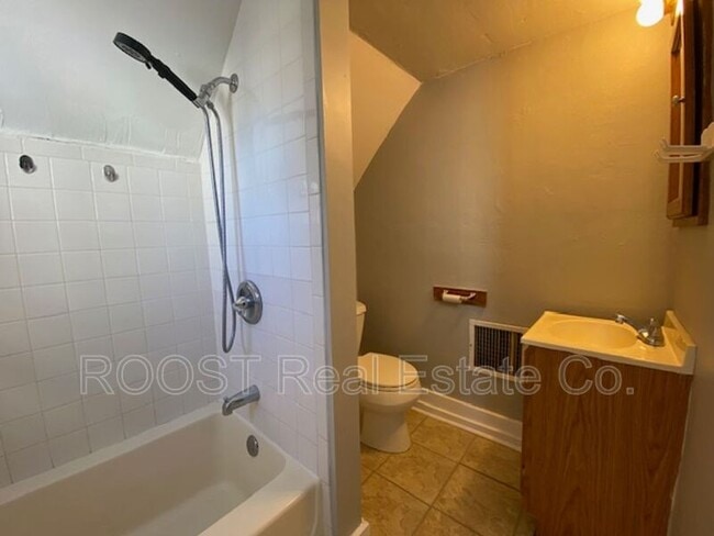 Building Photo - 1-198 1/2 E High St