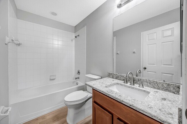 Building Photo - 3 Bedroom 2 Bathroom Townhouse