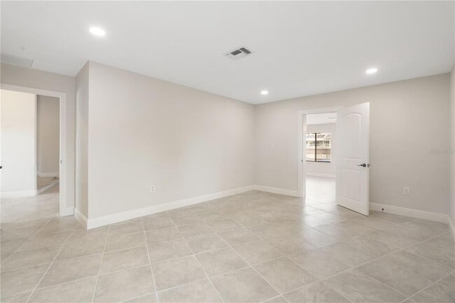 Building Photo - 5008 S Shore Dr