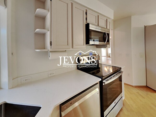 Building Photo - Fabulous 2 Bedrooms, 2 Bathroom, Top-Floor Condo in Klahanie