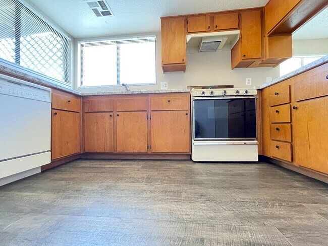 Building Photo - Summerlin Charming retro 2-bedroom home