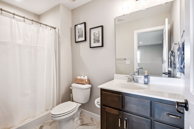 Building Photo - 2275 Lakeshore Point Dr N E