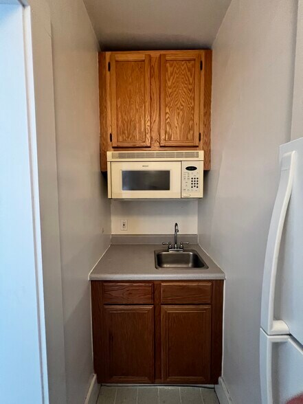 Kitchenette - 1403 W Barker Ave