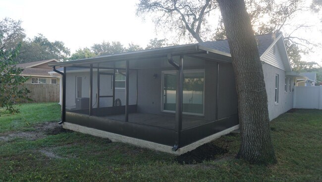 Building Photo - 3 Bedrooms / 2 Bath Brandon Home