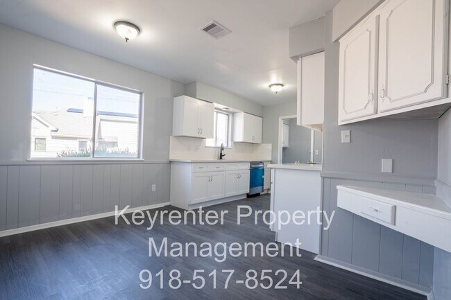 Building Photo - 4 Bedroom Home Available For Immediate Move In!!