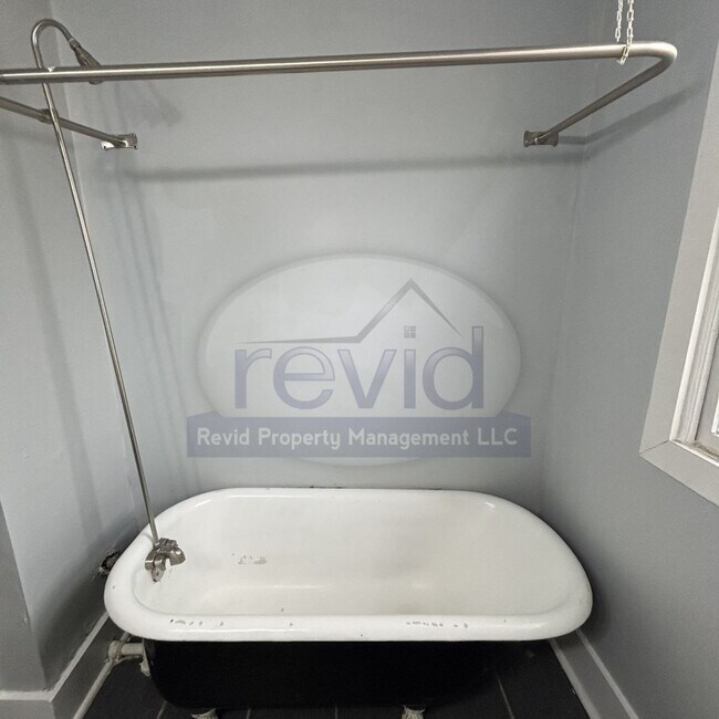 Building Photo - Move In Special! First Month Free!