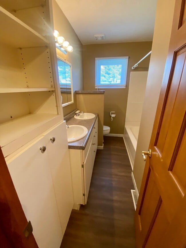 Building Photo - Super Clean 2 Bedroom - 1 Bath Home