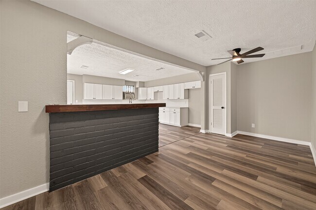 Building Photo - 3703 Tiffany Dr