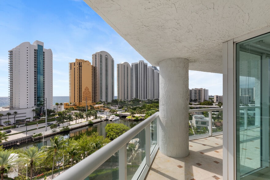 Building Photo - 16400 Collins Ave