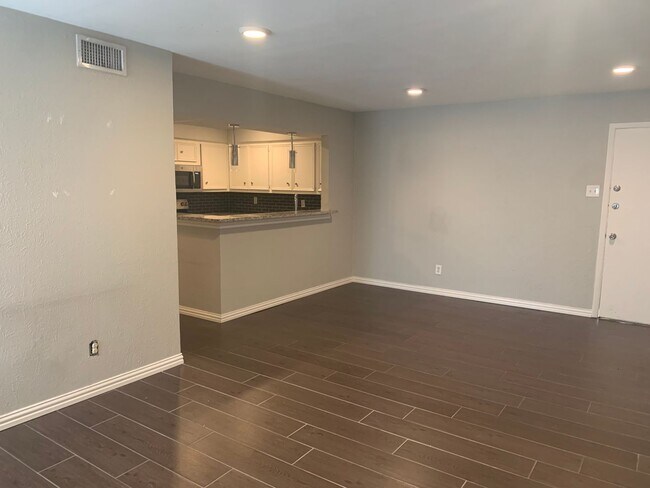 Building Photo - Modern 2 Bedroom, 2 Bathroom Condo in the Heart of Vibrant Oaklawn!