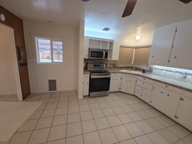 Building Photo - Elegant home with classic charm