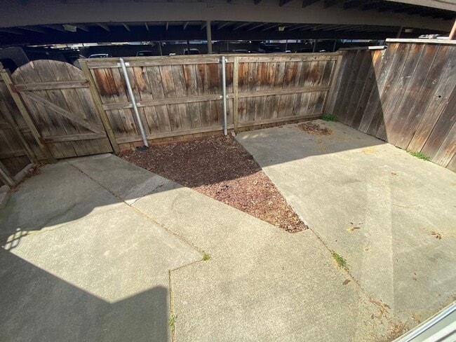 Building Photo - 3 Bedroom 1.5 Bath Townhome Near River Access