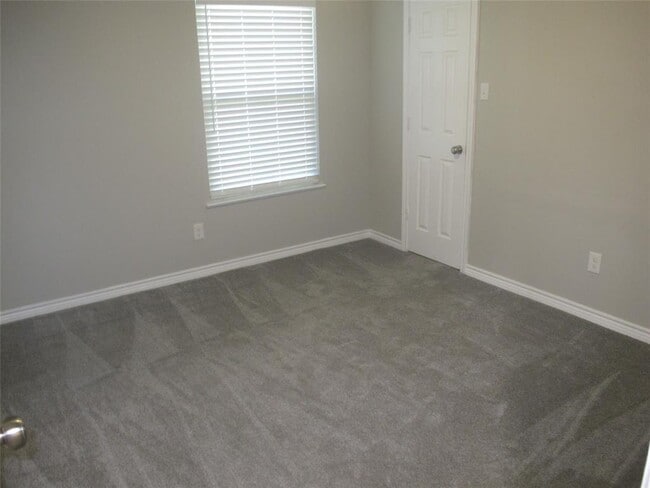 Building Photo - 3504 Roanoke Dr