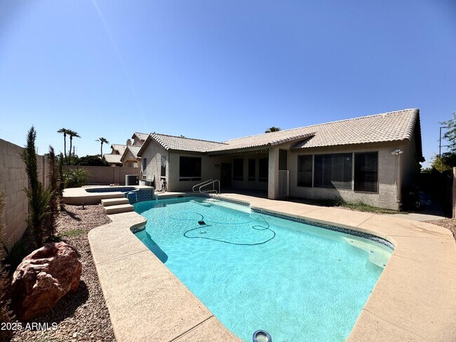 Building Photo - 673 S Peppertree Dr