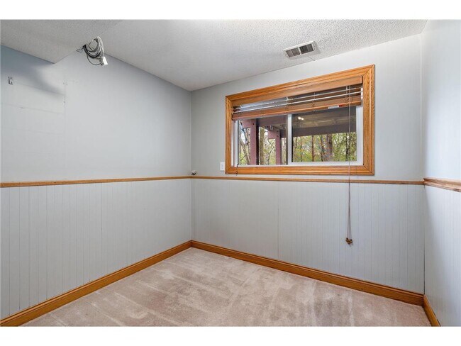 Building Photo - 1735 Walnut Ln