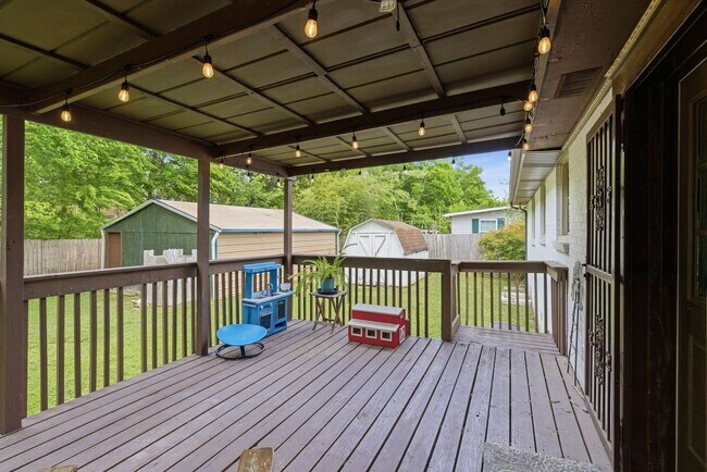 Building Photo - 3 Bedroom/ 2 Bath Home, Fenced Yard, Covered Porch, Large Workshop/Storage Building, Small storag...