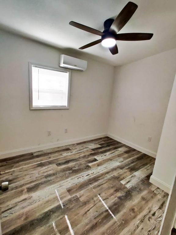 Building Photo - 5500 Balboa Dr