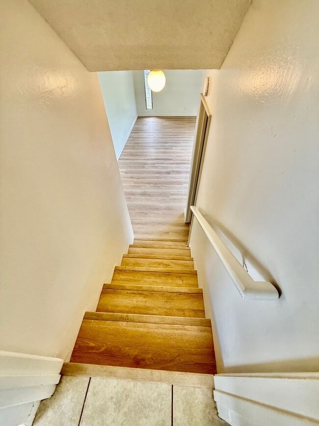 Building Photo - 4 BR/2.5 BA/4 PK/Available May 1