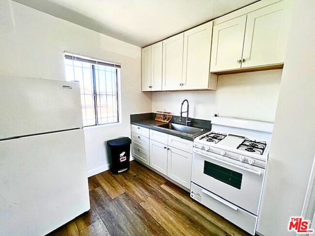 Building Photo - 1227 1/2 Normandie Ave