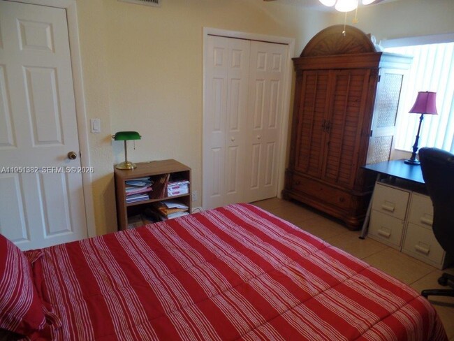 Building Photo - 280 Racquet Club Rd