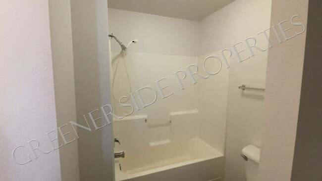 Shower/Bath - 677 Paradise Plz
