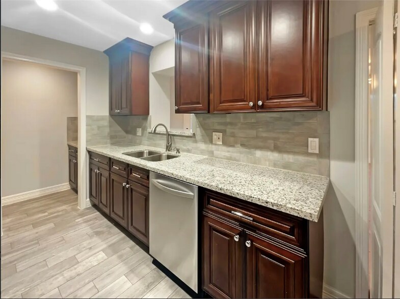 Building Photo - 12107 Pompton Dr