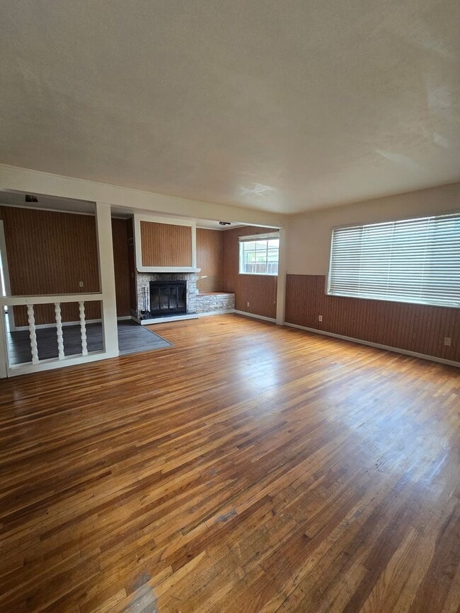 Building Photo - 3 BEDROOM ON LYNWOOD