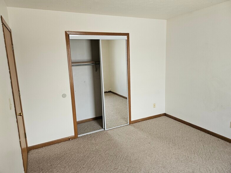 Building Photo - 683 N 5th St