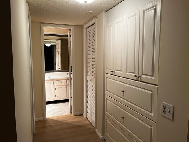 Building Photo - 3150 N Palm Aire Dr