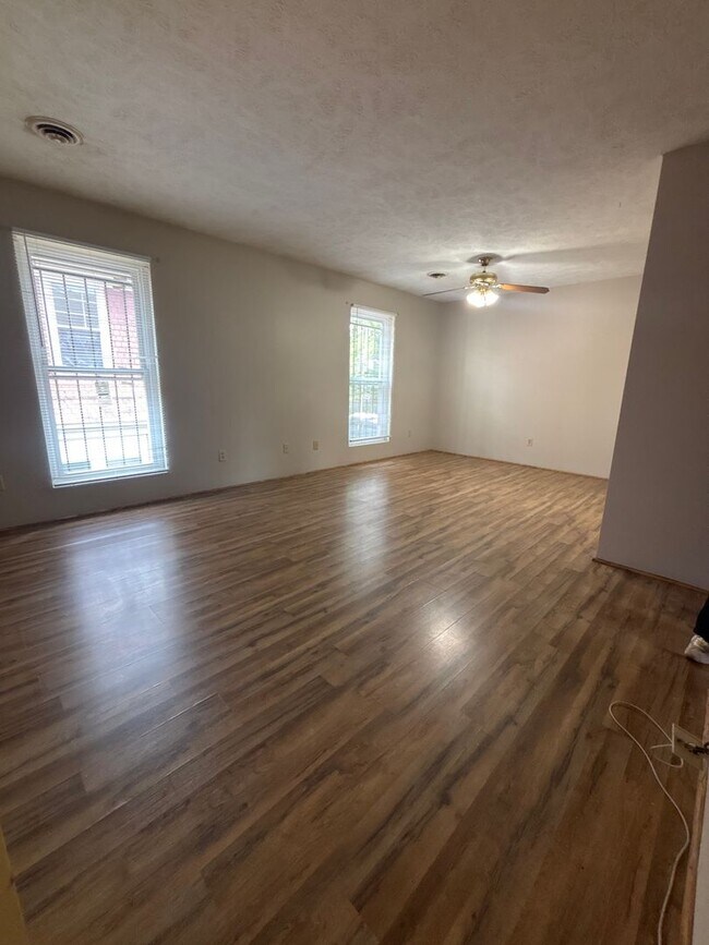 Building Photo - 08036