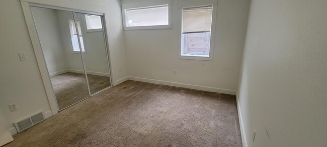 Building Photo - 303 Center St