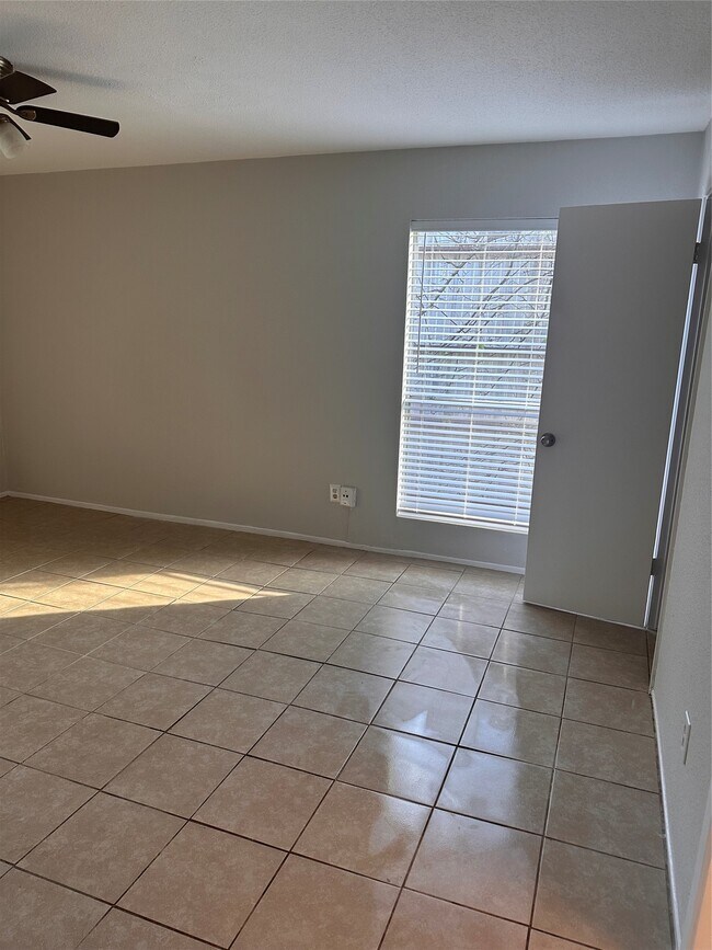 Building Photo - 5665 Birchmont Dr