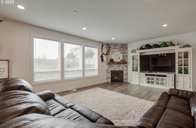 Building Photo - Luxurious 3 Bedroom with Spacious Rooms an...