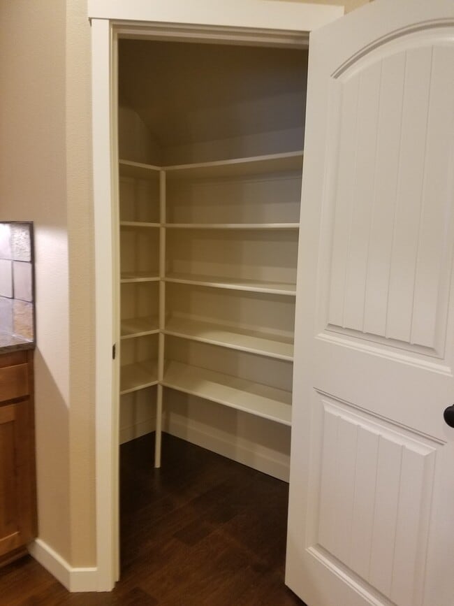 Building Photo - High end town home in perfect location