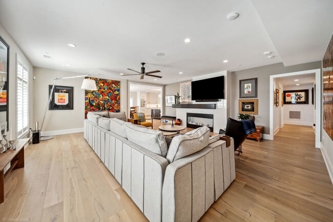 Building Photo - Naperville