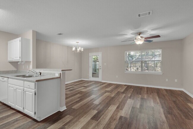 Building Photo - "Charming 2-Bed Townhouse Retreat with 2.5 Baths on Tooke Street!"
