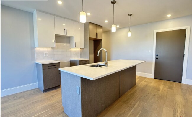 Building Photo - New Modern Elevator Building with Garage P...