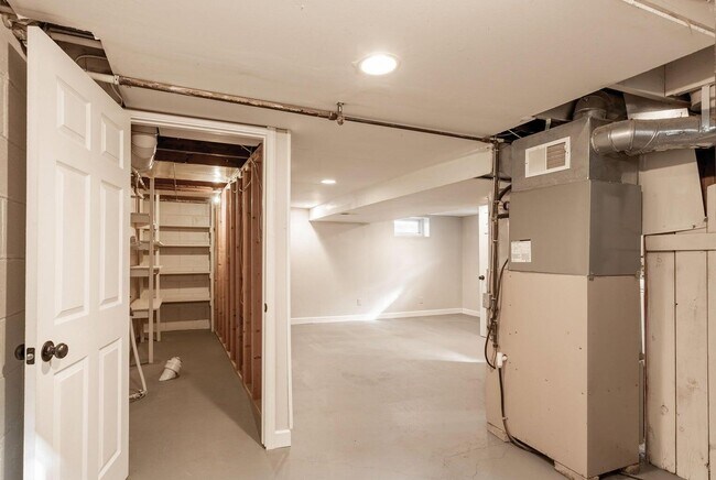 Building Photo - 2750 N 61st St