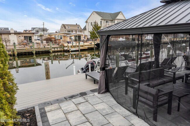 Building Photo - 320 Silver Lagoon Dr