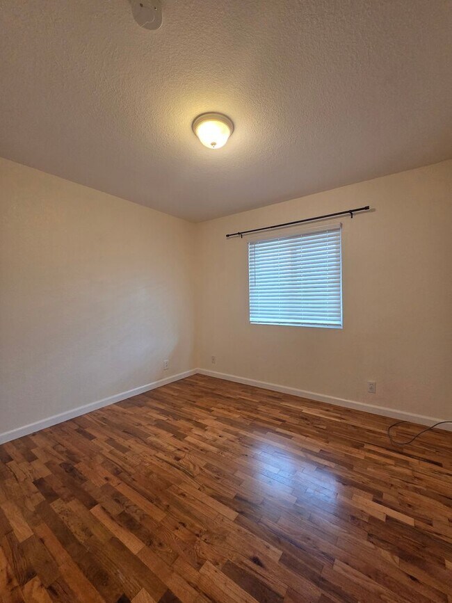 Building Photo - 3 bedroom 2 bath East Petaluma