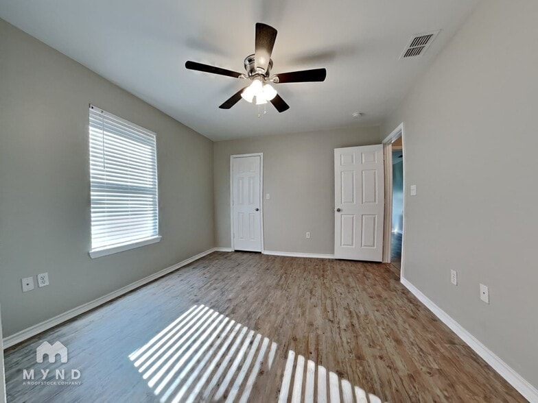 Building Photo - 311 N Chicago Ave