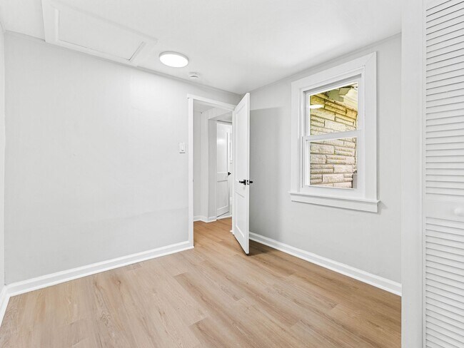 Building Photo - 161 W Hampton St