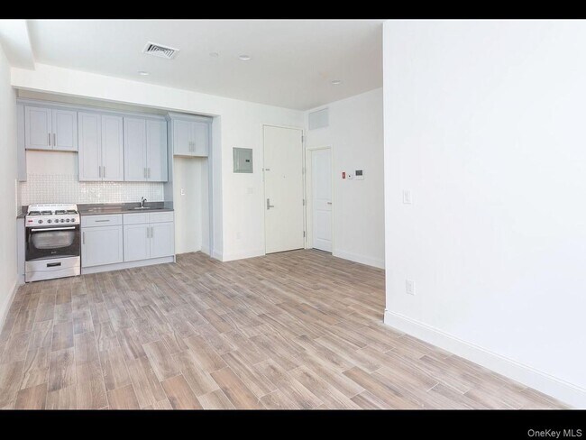 Building Photo - 1062 Clay Ave