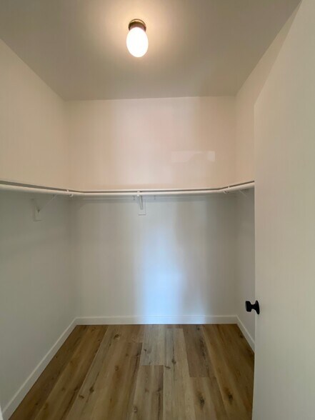 walk-in closet - 104 S Hayworth Ave