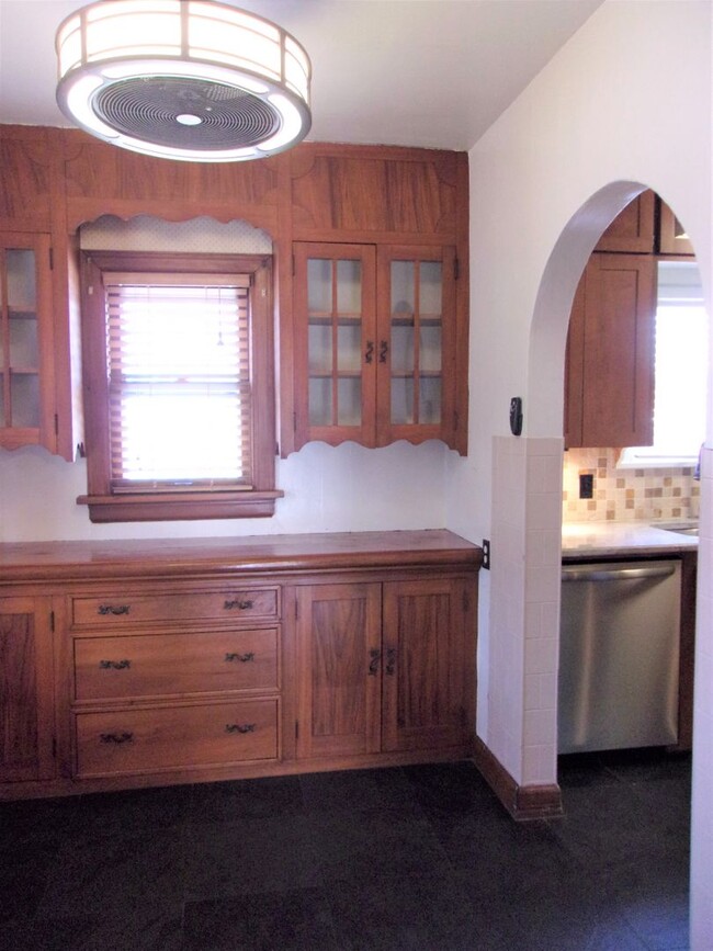 Building Photo - 3 BED 1 BATH TUDOR COTTAGE LAS VEGAS ADDIT...