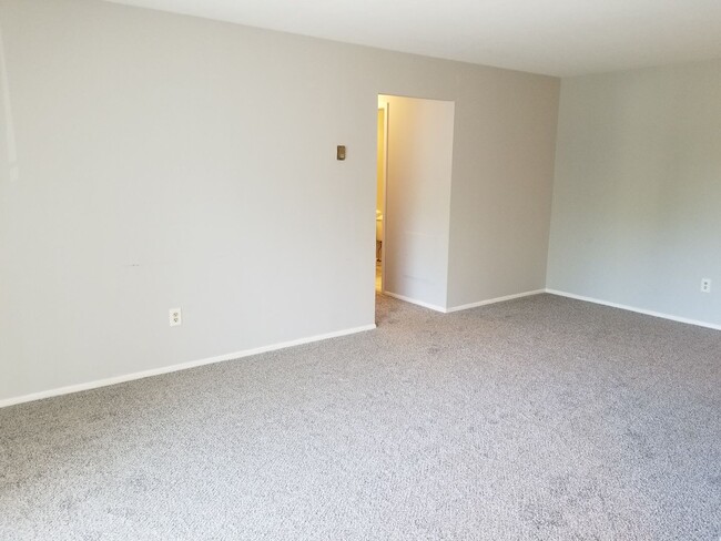 Building Photo - Chagrin Falls condo for rent