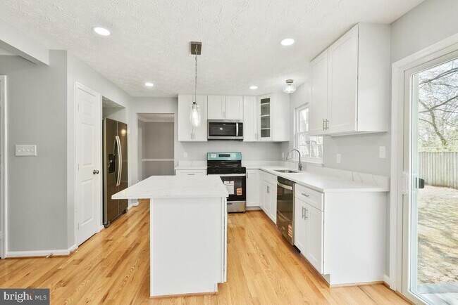 Building Photo - 7802 Shallowbrook Ct