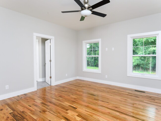 Building Photo - 27 W Chapel Rd