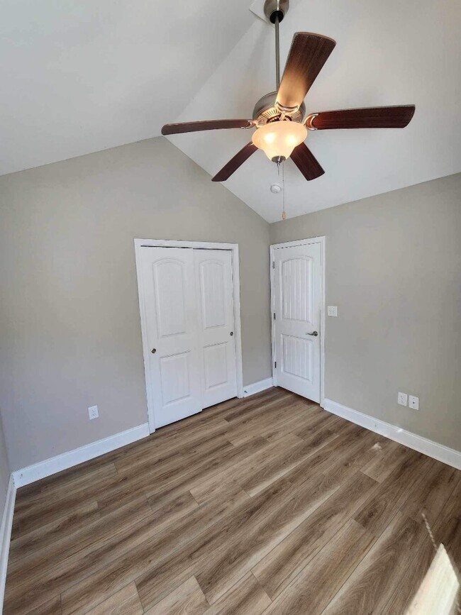 Building Photo - 215 Leadoff Dr